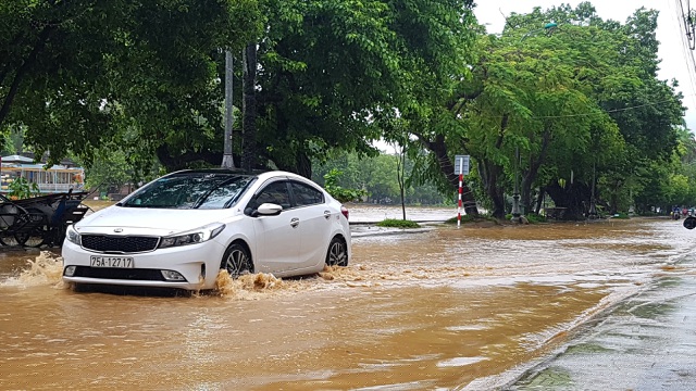 Xe hơi cố băng qua đường Huỳnh Thúc Kháng đã ngập lũ