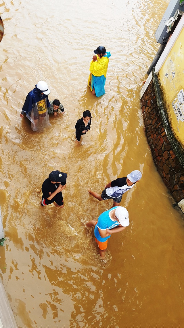 Lũ sẽ còn dâng lên cao trong chiều nay (10/10) tại TP Huế khi nước sông Hương vượt quá báo động 3