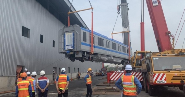 Khoảnh khắc tàu metro Bến Thành - Suối Tiên đặt bánh lên đường ray