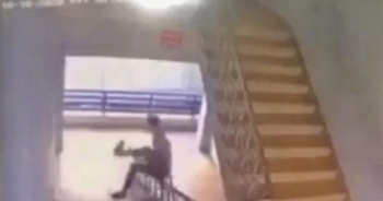 Trượt lan can cầu thang ở trường, một nam sinh tử vong thương tâm