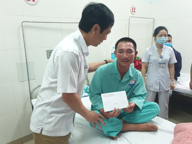 Ông Hoàng Nam - Phó Chủ tịch UBND tỉnh động viên ngư dân Cường