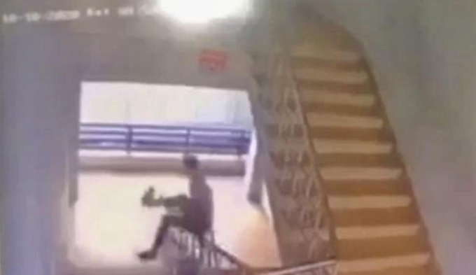 nam-sinh-truot-cau-thang_xvbd_thumb