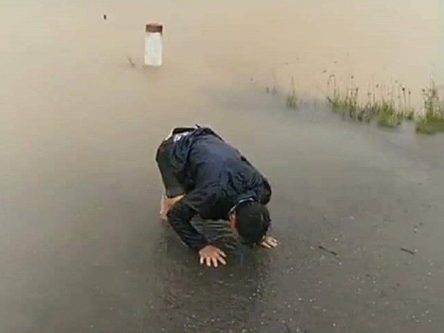 Chồng của sản phụ quỳ gối, gào khóc ở nơi vợ bị lũ cuốn trôi.