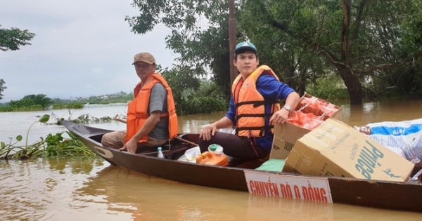 Những chuyến đò cấp cứu giữa rốn lũ