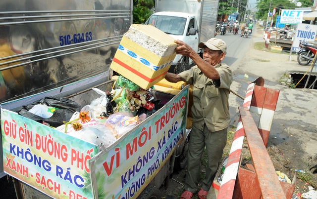 Mỗi tháng ông Đức dọn trên 10 tấn rác.