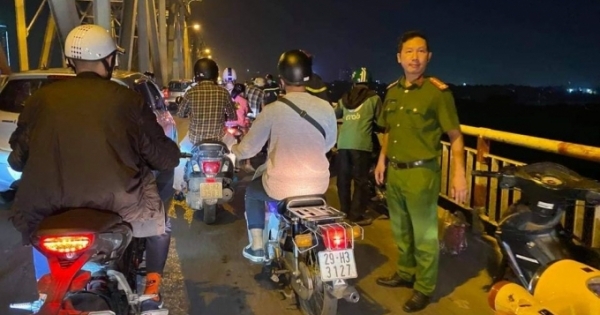 Cứu hộ thành công thanh niên ngã từ cầu Chương Dương xuống sông Hồng