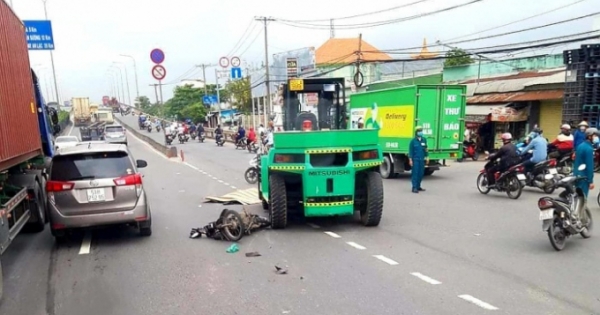 TP HCM: Xe nâng kéo lê xe máy, người đàn ông tử vong tại chỗ