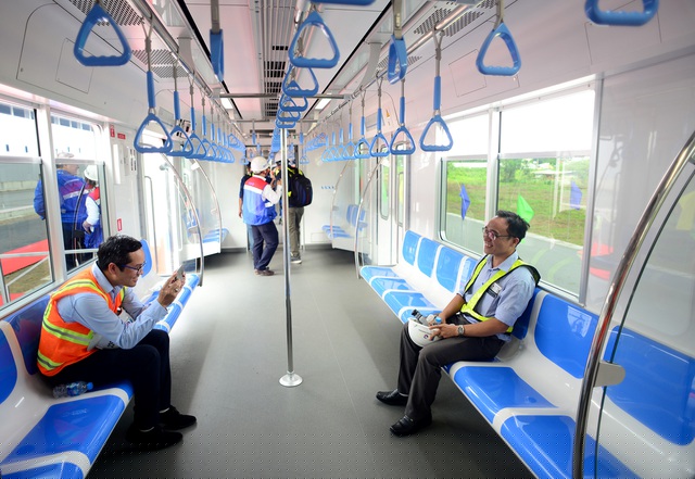 Nội thất toa tàu với 2 màu chủ đạo xanh và trắng.