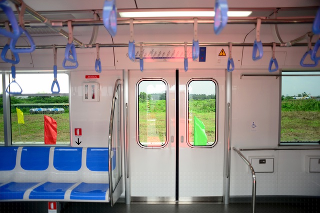 Các cửa lên xuống đều tự động. 