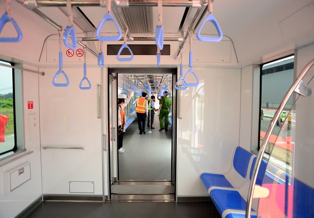 Hành khách đi qua các toa bằng cửa tự động.