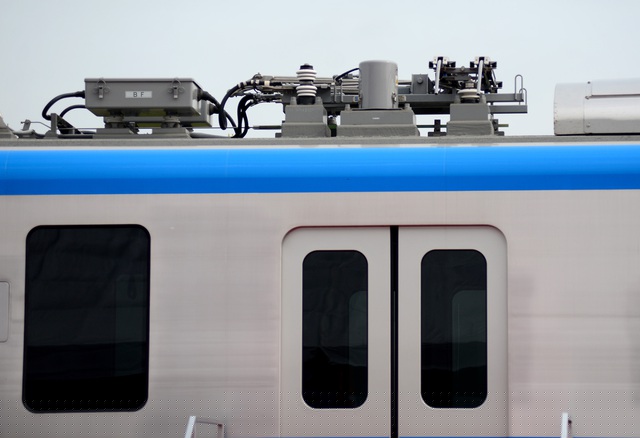 Bên trên nóc tàu là hệ thống thu phát tín hiệu.