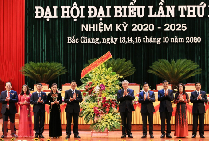 Đồng chí Nguyễn Hòa Bình - Bí thư Trung ương Đảng, Chánh án Tòa án Nhân dân tối cao tặng hoa chúc mừng Đại hội.