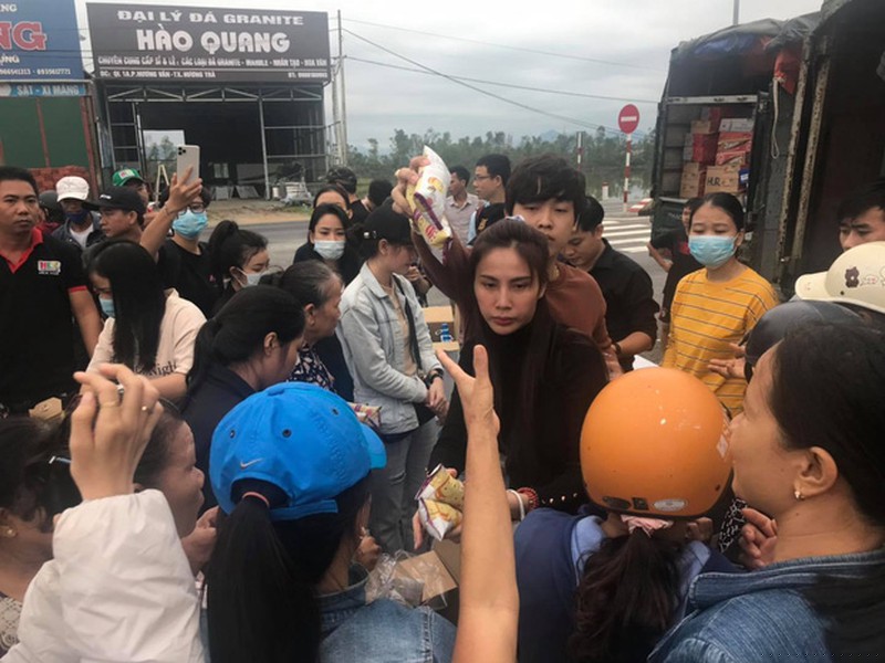 Đi đến đâu, cô cũng thông báo trên Fanpage để mọi người tiện theo dõi. Nhiều người dân xúc động rơi nước mắt. 