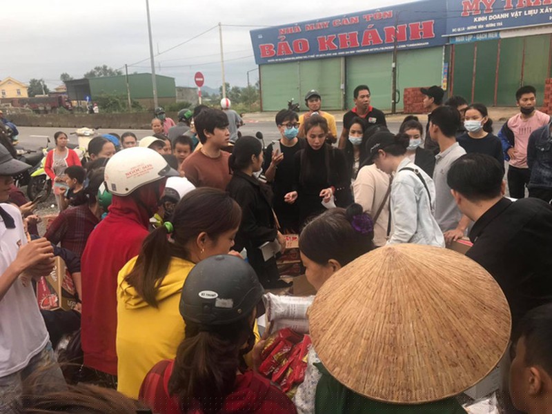 Người dân lội nước ra đường lớn nhận nhu yếu phẩm. 