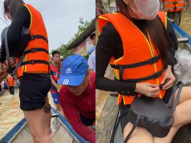 Thuỷ Tiên để chân trần, đi ghe vào tận nhà người dân. 