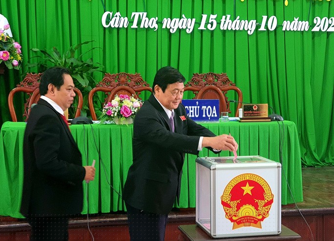 Tiến sĩ quân sự được bầu làm Chủ tịch UBND TP Cần Thơ - Ảnh 1.