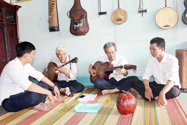 Nghe nhan bieu dien don ca tai tu