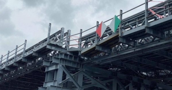 TP HCM: Sà lan tông lệch mố cầu sắt An Phú Đông