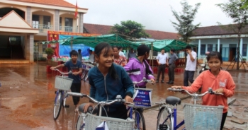 Chung tay tiếp sức cho học sinh vùng biên đến trường