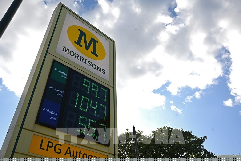 Bnews Giá dầu thế giới giảm nhẹ trong phiên 16/10 khi số ca nhiễm COVID-19 tăng tại Mỹ và châu Âu gây thêm lo ngại về nhu cầu, nhưng vẫn tăng trong cả tuần.    Trong ảnh (tư liệu): Giá xăng dầu được niêm yết tại trạm xăng ở Manchester, Anh, ngày 11/5/2020. Ảnh: AFP/ TTXVN