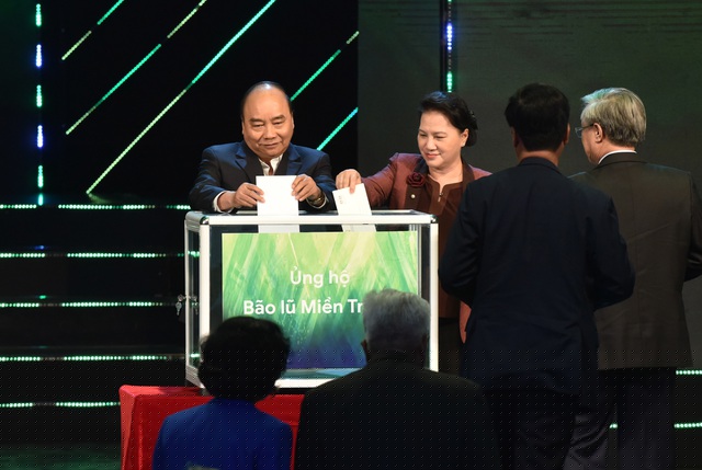 Thủ tướng Nguyễn Xuân Phúc cùng các lãnh đạo Đảng, Nhà nước, Mặt trận Tổ quốc Việt Nam và lãnh đạo các Bộ, ngành… quyên góp ủng hộ đồng bào miền Trung đang bị ảnh hưởng bởi bão lũ vào tối 17/10 (Ảnh: VGP).