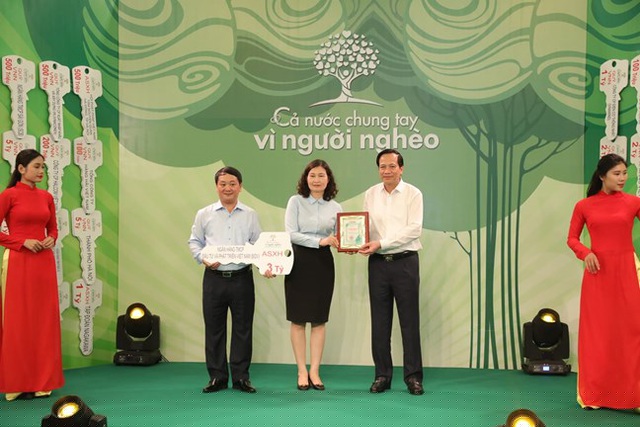 Phó Chủ tịch- Tổng Thư ký Hầu A Lềnh và Bộ trưởng Bộ LĐ-TB&amp;amp;XH Đào Ngọc Dung tiếp nhận ủng hộ từ Ngân hàng TMCP Đầu tư và Phát triển Việt Nam (BIDV)...