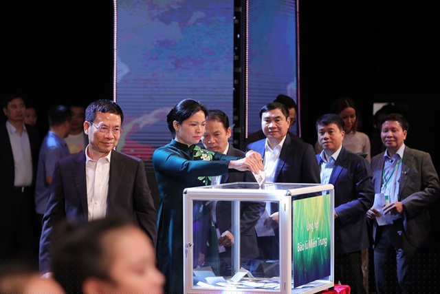 Các Bộ trưởng cùng tham gia hoạt động ủng hộ người nghèo.