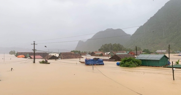 Mưa lũ nhấn chìm làng mạc, hàng ngàn người hoảng loạn chạy lũ trong đêm