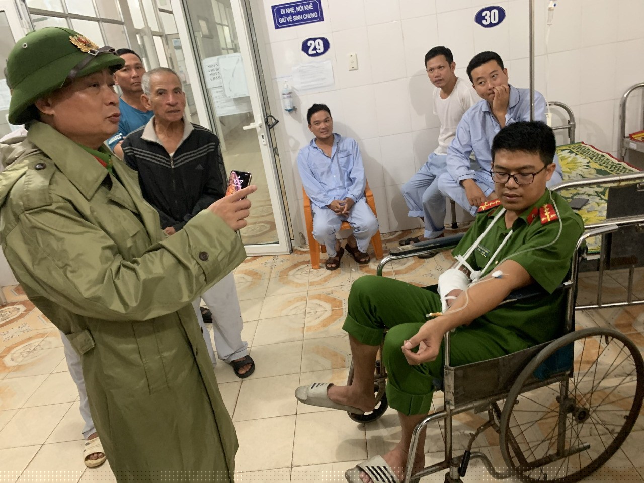 Chỉ huy Công an TX. Ba Đồn thăm đồng chí Phó Công an phường bị thương khi làm nhiệm vụ.