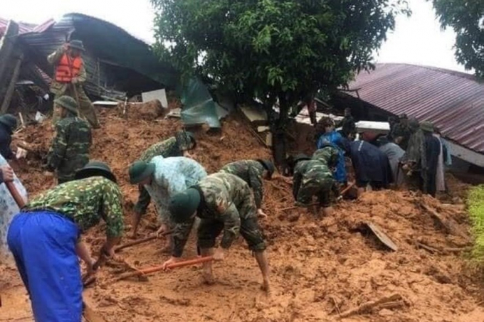 Mưa lũ gây sạt lở đất, cướp đi hàng chục sinh mạng người dân và chiến sĩ quân đội. Ảnh: PCTT