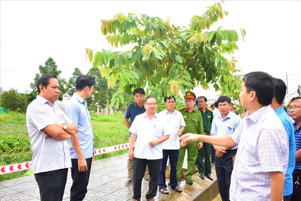 Chủ tịch UBND TP.Cần Thơ Trần Việt Trường cùng lãnh đạo sở, ngành và lãnh đạo quận Ninh Kiều kiểm tra tình hình triều cường gây ngập lụt trên địa bàn quận Ninh Kiều. Đoàn đã đi kiểm tra một số nơi như: hồ Bùn Xáng, kè sông Cần Thơ (đoạn dưới cầu Hưng Lợi) và hồ Xáng Thổi. Ảnh: Thành Nhân