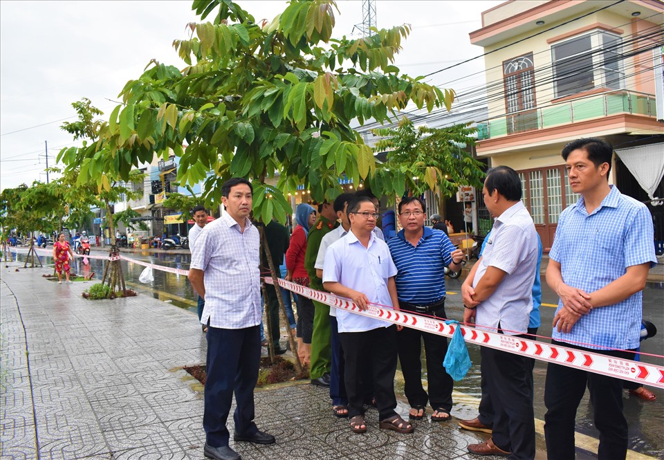 Hồ Bún Xáng là điểm nóng của ngập lụt, cách đây hơn 1 năm đã xảy ra một vụ tai nạn một người phụ nữ rơi xuống hồ tử vong tại đoạn rạch phía nam Hồ Bún Xáng. Trong ảnh là đoàn công tác đang kiểm tra tại đoạn rạch phía nam hồ Bún Xáng. Tại đây Chủ tịch UBND TP.Cần Thơ Trần Việt Trường yêu cầu lắp đặt biển báo,...để đảm bảo an toàn cho người dân tránh sự việc đáng tiếc xảy ra. Ảnh: Thành Nhân