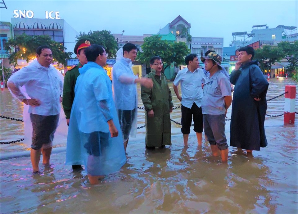 Chủ tịch UBND TP.Cần Thơ Trần Việt Trường cùng đoàn công tác kiểm tra tại đường Huỳnh Cường gần hồ Xáng Thổi. Ảnh: Thành Nhân