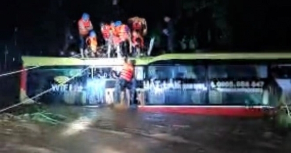 Quảng Bình: Giải cứu xe khách chở 18 người bị lũ cuốn trôi trong đêm
