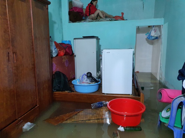 Nhiều phòng trọ, người dân chỉ biết trèo lên gác xép, còn đồ đạc đành phó mặc trong nước