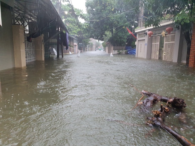 Các tuyến đường tại TP Hà tĩnh và huyện Cẩm Xuyên trong sáng nay có nhiều nơi đã ngập sâu đến 1,2 m.