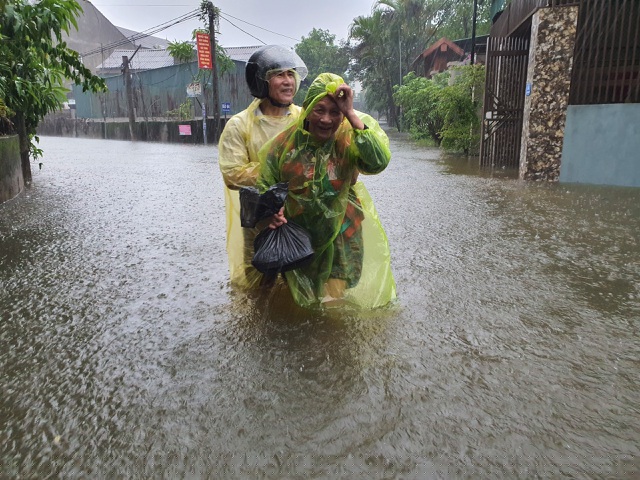Đưa người già, trẻ em  đến nơi cao ráo an toàn