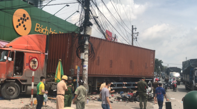 Container mất lái, tông loạt cửa hàng bên đường