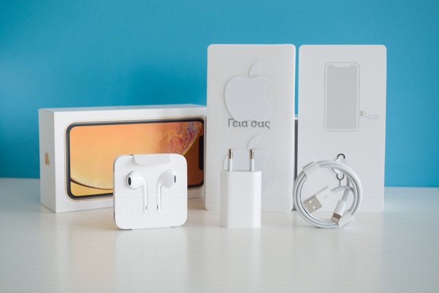 Sạc và tai nghe, những phụ kiện quen thuộc khi mua smartphone, sẽ không còn xuất hiện trong hộp đựng của iPhone 12