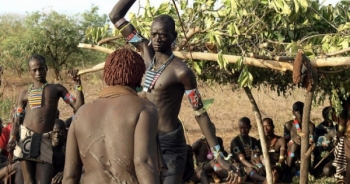 Nghi lễ cầu xin bị đánh để chứng minh "tình yêu" của phụ nữ Ethiopia