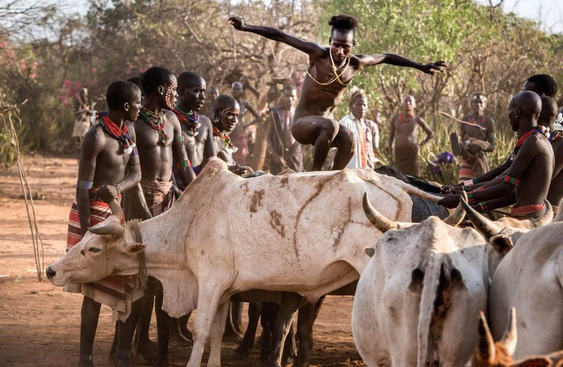 Một chàng trai tuổi vị thành niên của bộ tộc Hamar thực hiện nghi lễ Ukuli Bula.  