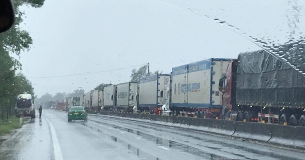 Hà Tĩnh: Tắc đường kéo dài, hàng nghìn chiếc xe "chôn chân" tại QL1A