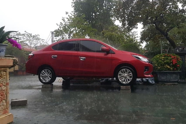 Chiếc xe này thì được kích nâng gầm rồi chèn gạch vào bốn bánh...