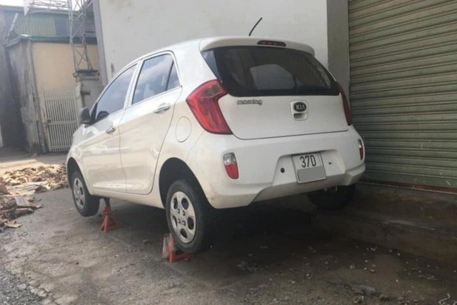 ... trong khi chủ xe này tận dụng một bên bậc nhà, bên còn lại sử dụng kích đặt ở xương khung xe.