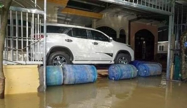 Chiếc SUV trọng lượng lớn nên phải dùng cả bè mảng tạo từ những chiếc thùng rỗng mới đủ nâng lên khỏi mặt nước