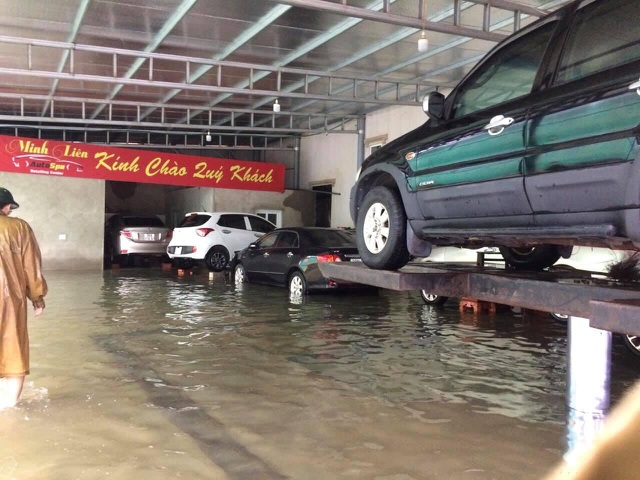 Một gara với hàng loạt xe mang biển số 38 (Hà Tĩnh) được kê gạch để hạn chế ngập