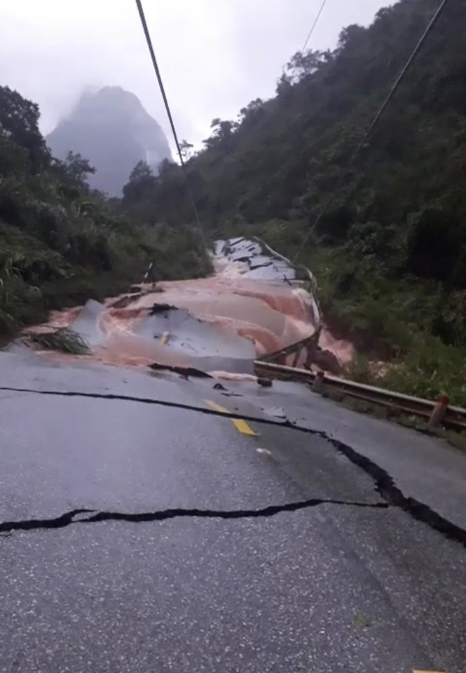 Quang-Binh-Sat-o-nui-kinh-hoang-vui-lap-don-bien-phong-va-xe-toac-QL-12A-sat-3-1603183455-111-width665height959