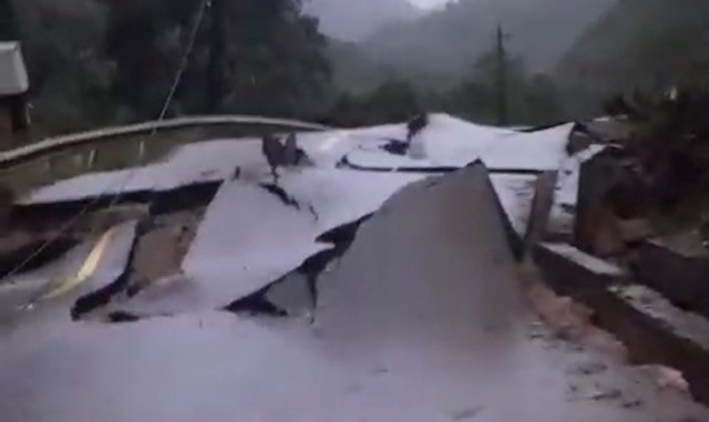 QL 12A bị chia cắt hoàn toàn.