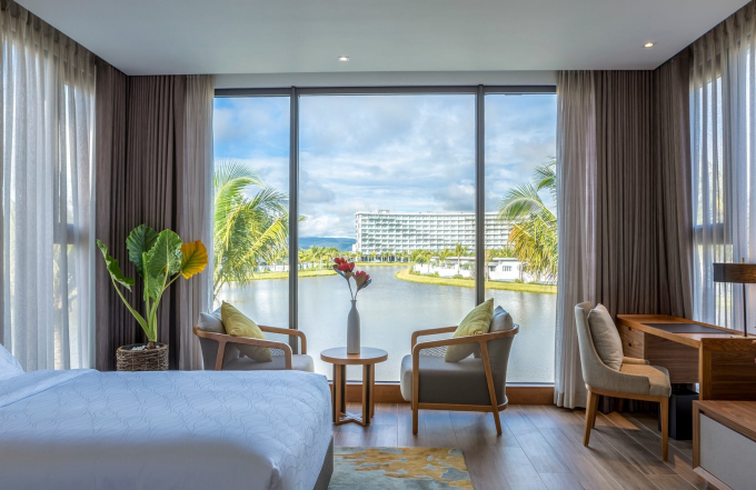 Một góc phòng ngủ hướng hồ tại biệt thự nghỉ dưỡng Mövenpick Resort Waverly Phú Quốc