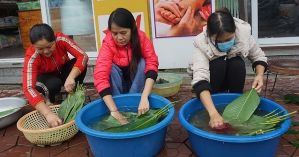 Người dân góp gạo thịt, xuyên đêm nấu bánh chưng cứu trợ đồng bào vùng lũ